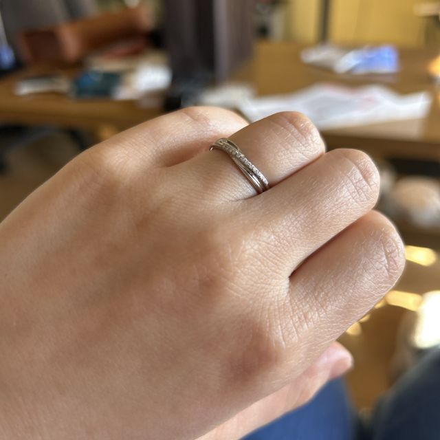 【LEGAN(レガン)の口コミ】 指輪のデザインがウォーブで指に合う形です。小さなダイヤが並んでいてキ…