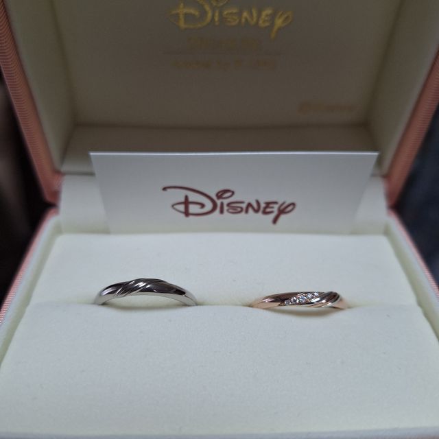 【ケイウノ ブライダル(K.UNO BRIDAL)の口コミ】 指輪の裏には自分の好きなキャラクターの刻印やお互いの誕生石がいれられ…