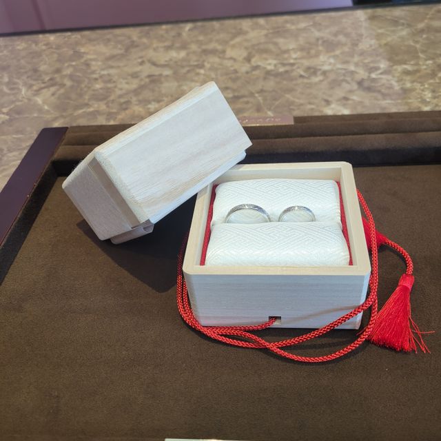 【TOMOE(トモエ)の口コミ】 素材をプラチナにしたことにより、変色回避ができる。日付など内側に入れ…