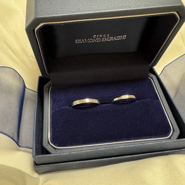 【銀座ダイヤモンドシライシの口コミ】 女性側の指輪は、エメラルドカットのダイヤモンドが個性的で気に入ってま…