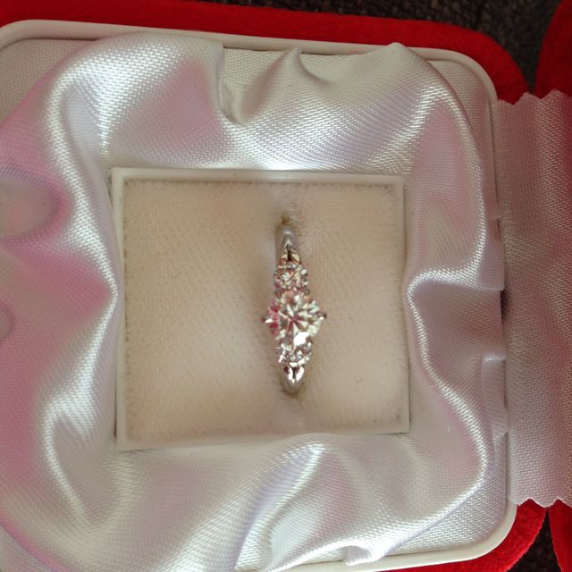 【モニッケンダム(MONNICKENDAM)の口コミ】 ダイヤモンドが大きい婚約指輪が欲しくて探していたところ、ダイヤモンド…