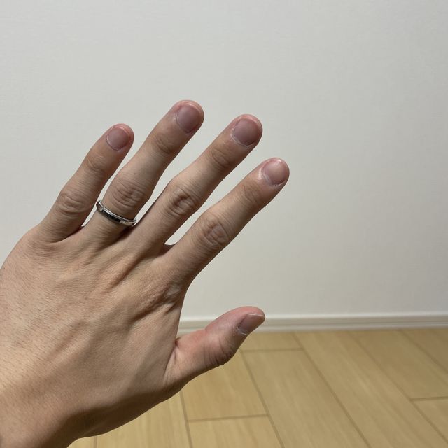 【ラザール ダイヤモンド(LAZARE DIAMOND)の口コミ】 デザインがとても特徴的です。色はシルバー系で、よくある色ですが、指輪…