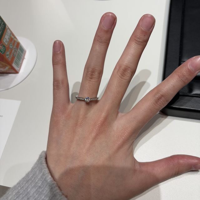 【ラザール ダイヤモンド(LAZARE DIAMOND)の口コミ】 決め手はダイヤの輝きです。元々は外資系ブランドを考えておりましたが、…