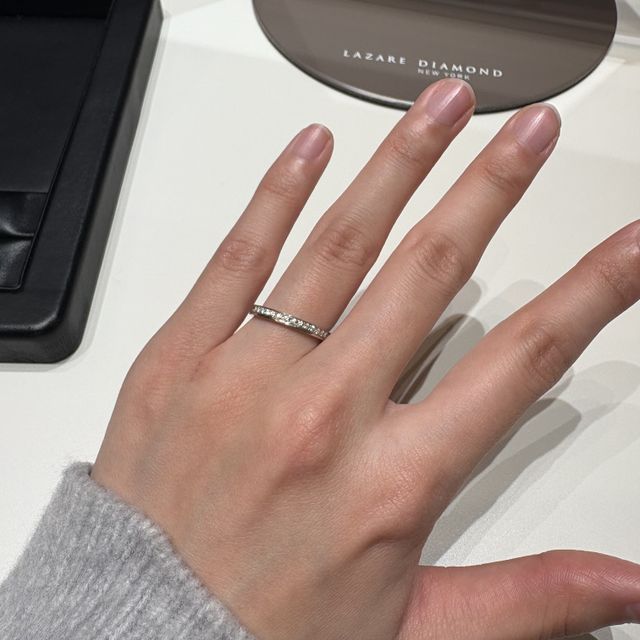 【ラザール ダイヤモンド(LAZARE DIAMOND)の口コミ】 デザインは、ラインメレがついています。元々はシンプルなものがいいかな…