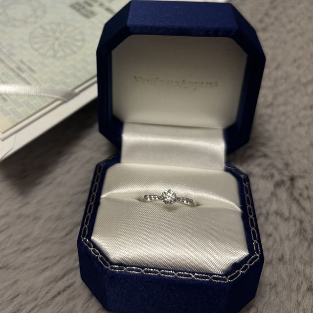 【ヴァンドーム青山(VENDOME AOYAMA)の口コミ】 真ん中に向かって引き締まっていくようなデザインで、指が細く長く見えま…