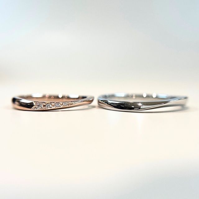 【HOSHI no SUNA 星の砂(ほしのすな)の口コミ】 細身のウェーブデザインにしました。二人とも華奢なデザインが好きなのと…