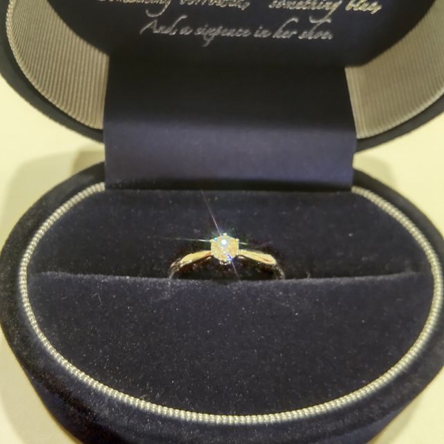 【Something Blue(サムシングブルー)の口コミ】 王道シンプルな婚約指輪を探していました。
カラー・カットが素晴らしく、…