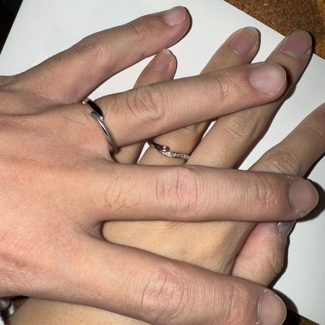 【銀座ダイヤモンドシライシの口コミ】 アシメントリーで派手すぎずつけやすくてデザインもストレートなのに少し…