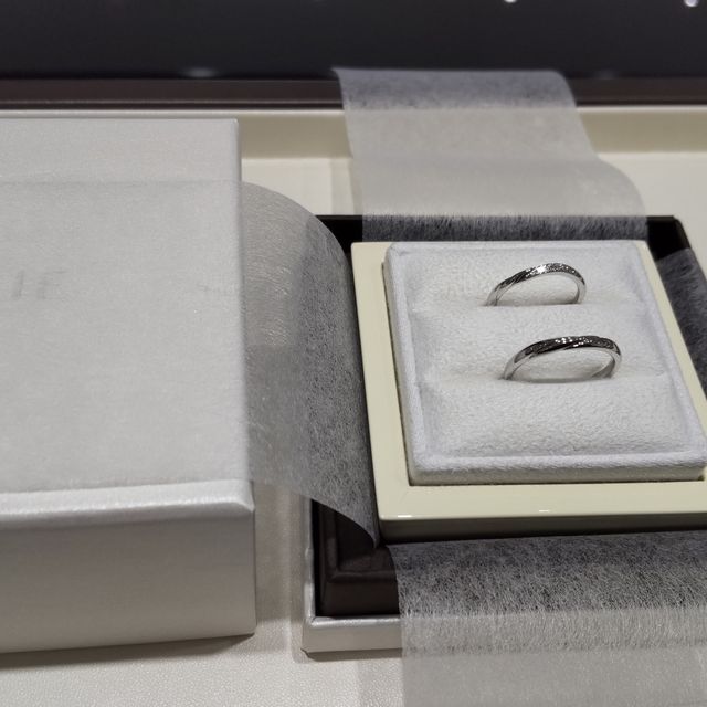 【LUCIE(ルシエ)の口コミ】 寄せては返すさざ波をゆるやかな斜めのラインで表現した結婚指輪。水辺が…