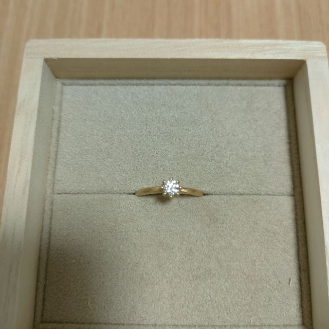 【YUKA HOJO(ユカホウジョウ)の口コミ】 リングは滑らかな曲線ではなく、槌で叩いて凹凸を付けた仕上げになってい…