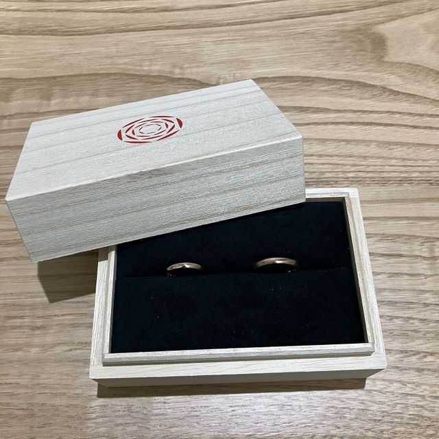 【出雲結(いずもゆい)の口コミ】 シンプルかつ少しひねりの効いたデザインが良いです。素材の色味によって…