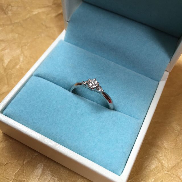 【ジュエリーツツミ(JEWELRY TSUTSUMI)の口コミ】 女性らしい可愛らしい曲線で、真ん中のダイヤが派手すぎず強調されている…