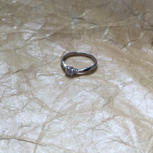 【ジュエリーツツミ(JEWELRY TSUTSUMI)の口コミ】 女性らしい可愛らしい曲線で、真ん中のダイヤが派手すぎず強調されている…