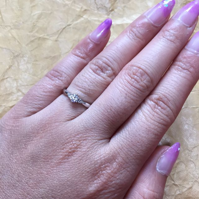 【ジュエリーツツミ(JEWELRY TSUTSUMI)の口コミ】 女性らしい可愛らしい曲線で、真ん中のダイヤが派手すぎず強調されている…