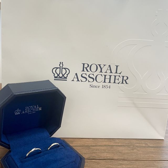 【ROYAL ASSCHER(ロイヤル・アッシャー)の口コミ】 指輪の外側も内側も緩やかな丸みがあってずっと付け心地が良く、デザイン…