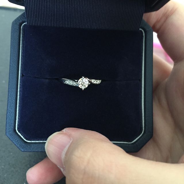 【銀座ダイヤモンドシライシの口コミ】 色々なデザインを見比べて見ましたが、指にはめた時のデザインや、モチー…
