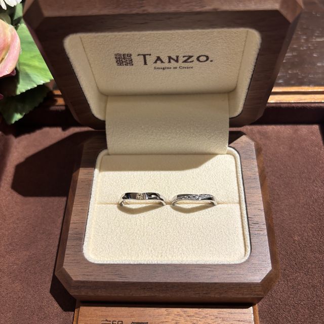 【TANZO.(鍛造指輪)の口コミ】 シンプルで、ある程度自分好みにデザインができたこと。
シャープなデザイ…