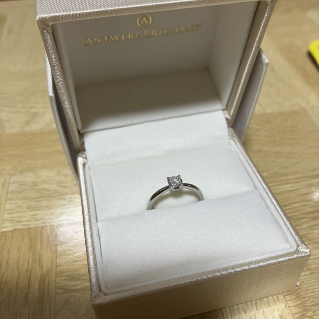 【BRIDGE ANTWERP BRILLIANT GALLERY(ブリッジ・アントワープ・ブリリアント・ギャラリー)の口コミ】 シンプルで上品なデザインに惹かれて購入しました。細身のリングが指を美…