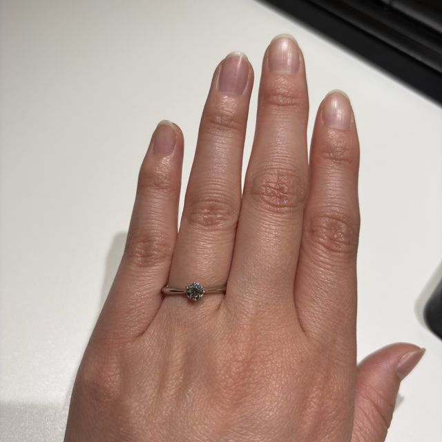 【ラザール ダイヤモンド(LAZARE DIAMOND)の口コミ】 いくつかの指輪を試着し、ストレートの指輪が似合わないと思っていたので…