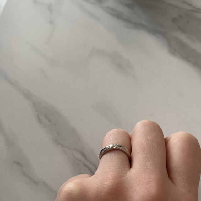 【銀座ダイヤモンドシライシの口コミ】 ウェーブで華奢な感じに見えるのがいい。
婚約指輪がなく、重ねつけするこ…