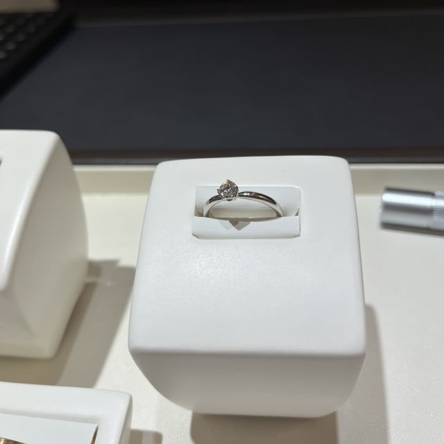 【俄(にわか)の口コミ】 店員さんにお勧めされて付けたらすごく可愛くて、他の指輪も全部見せても…