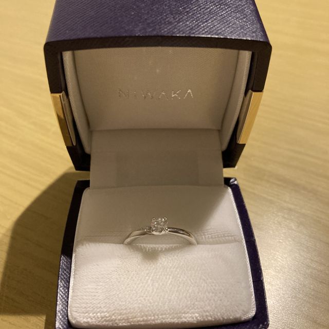 【俄(にわか)の口コミ】 ・シンプルながらも、とても可愛らしいです。プロポーズをしてもらった時…