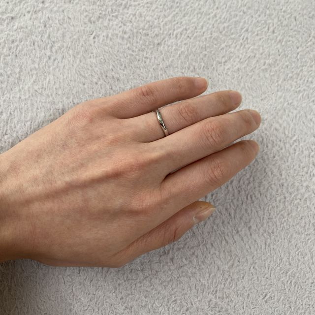 【銀座ダイヤモンドシライシの口コミ】 圧倒的つけ心地の良さとシンプルなデザインに惹かれて決めました。婚約指…