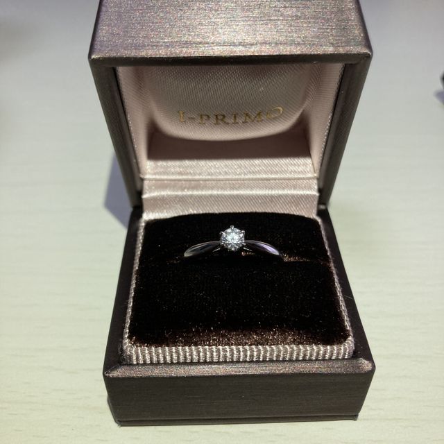 【アイプリモ(I-PRIMO)の口コミ】 とにかくダイヤモンドの輝きが美しく、指にはめるとずっと眺めてしまう程…