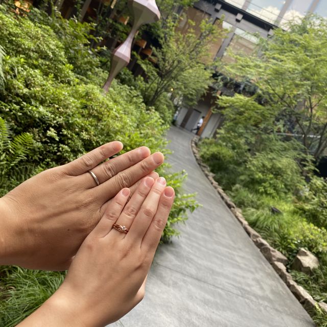 【TOMOE(トモエ)の口コミ】 指輪本体は一番肌に馴染みやすいピンクゴールドにしていただきました！
私…
