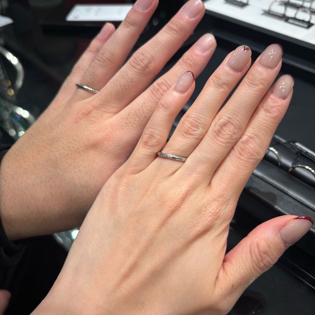 【ラザール ダイヤモンド(LAZARE DIAMOND)の口コミ】 ダイヤがついていて、日常使いでもときめくデザインでした。形はストレー…