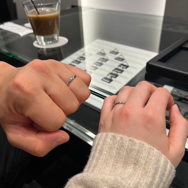 【ラザール ダイヤモンド(LAZARE DIAMOND)の口コミ】 男性の指輪ですがウェーブのデザインに見えると思います。実際はストレー…