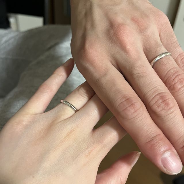 【銀座ダイヤモンドシライシの口コミ】 ストレートではなく少し曲がっているデザインのものを選びました。シンプ…