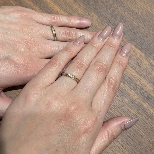 【4℃ BRIDAL(ヨンドシーブライダル)の口コミ】 【指輪のデザイン、テイスト、素材について】
ウェーブ型で、18Kゴールド…