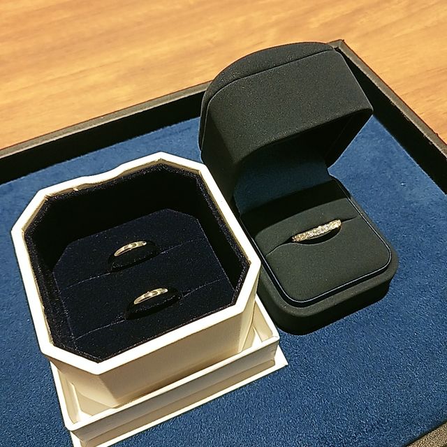 【4℃ BRIDAL(ヨンドシーブライダル)の口コミ】 リーズナブルでずっと着用できるシンプルなデザインがいいと思いました。
…