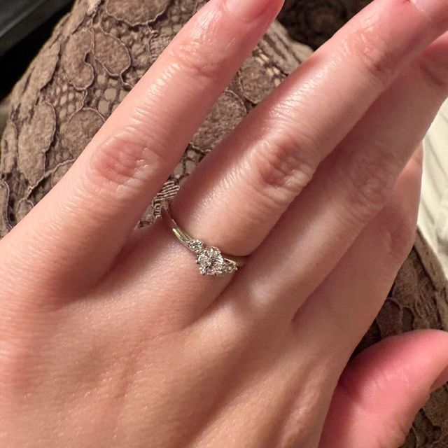 【銀座ダイヤモンドシライシの口コミ】 指輪の形やダイヤモンドの種類で決めました。知識があまり無くて分かりま…