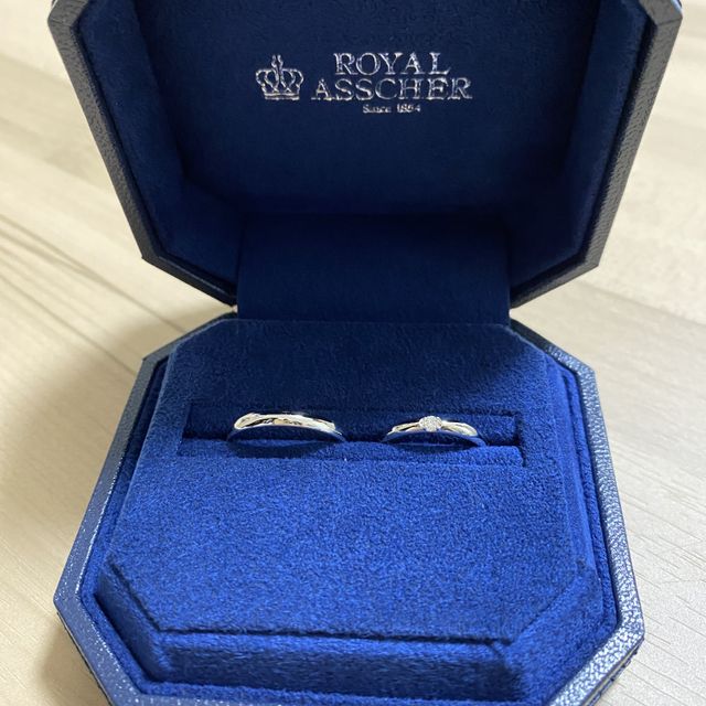 【ROYAL ASSCHER(ロイヤル・アッシャー)の口コミ】 何種類かの指輪を試着してみて、細すぎないシンプルな指輪が自分には向い…