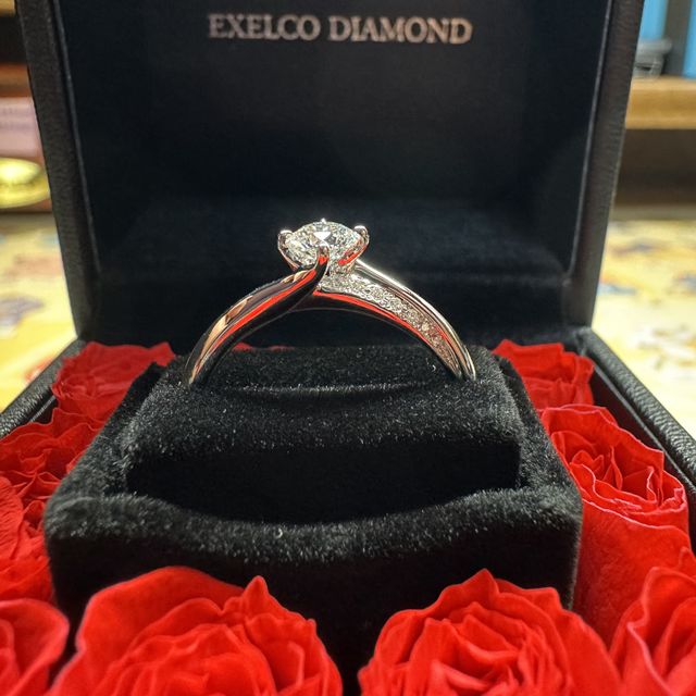 【エクセルコダイヤモンド(EXELCO DIAMOND)の口コミ】 ダイヤモンドの品質はもちろん、どの角度からみても輝いて見える所がお気…