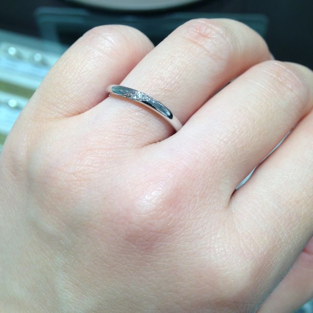 【アイプリモ(I-PRIMO)の口コミ】 細身の指輪に斜めにリングにそって3石ダイヤが入っていて、とても上品な印…