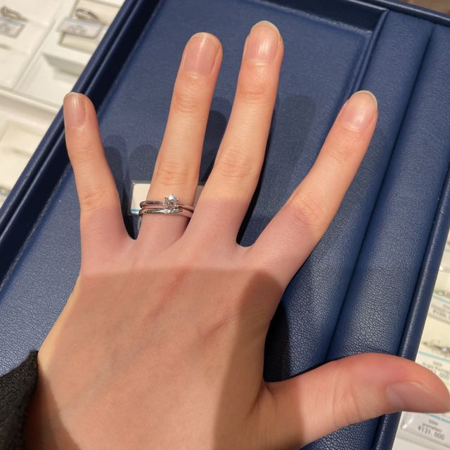 【銀座ダイヤモンドシライシの口コミ】 シンプルで歳を重ねても似合うデザインが気に入りました。細めの指輪です…