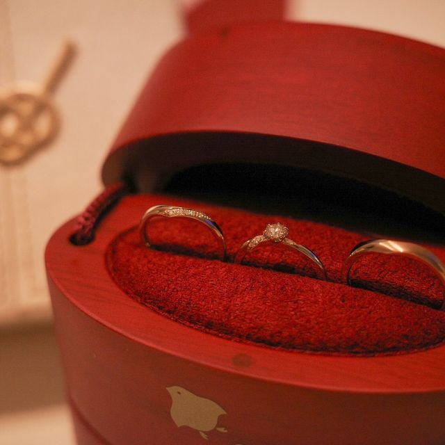 【ひなの口コミ】 結婚指輪の「悠々」は、V字型でゴールドとシルバーの2色を使っており、気…