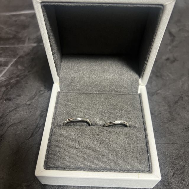 【Flowaves(フロウェーブス)の口コミ】 シンプルなデザインに見える指輪ですがよく見るとウェーブあって艶消しも…