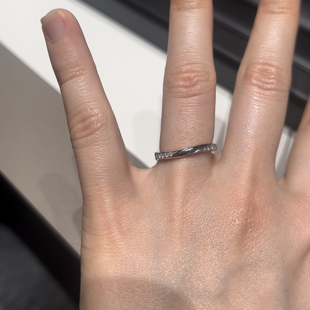 【ラザール ダイヤモンド(LAZARE DIAMOND)の口コミ】 普段使いができるようでありつつも、結婚指輪らしさが欲しいという希望で…
