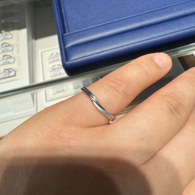 【銀座ダイヤモンドシライシの口コミ】 2人の出会いから現在、そしてこれからをイメージして作られた指輪だと説明…