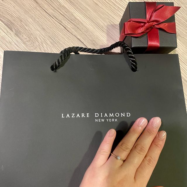 【ラザール ダイヤモンド(LAZARE DIAMOND)の口コミ】 常にダイアモンドが輝いていますが、角度によって様々な輝きを放ってくれ…