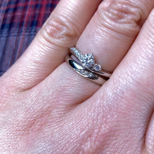 【Something Blue(サムシングブルー)の口コミ】 結婚指輪の方はシンプルなので、普段使い毎日使うのにすごくいいデザイン…
