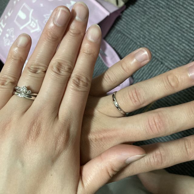 【Something Blue(サムシングブルー)の口コミ】 結婚指輪の方はシンプルなので、普段使い毎日使うのにすごくいいデザイン…