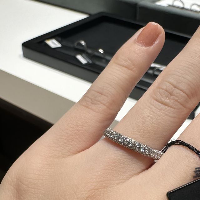 【ラザール ダイヤモンド(LAZARE DIAMOND)の口コミ】 贅沢にもダイヤモンドを敷き詰めた、ゴージャスな指輪でした。結婚指輪1つ…