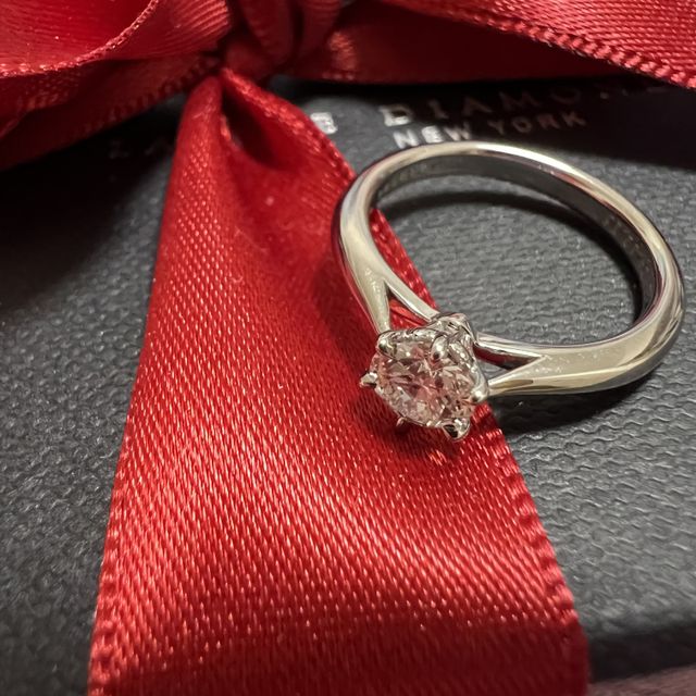 【ラザール ダイヤモンド(LAZARE DIAMOND)の口コミ】 ダイヤモンドが1番目立つデザインだと感じました。
周りの人からも婚約指…