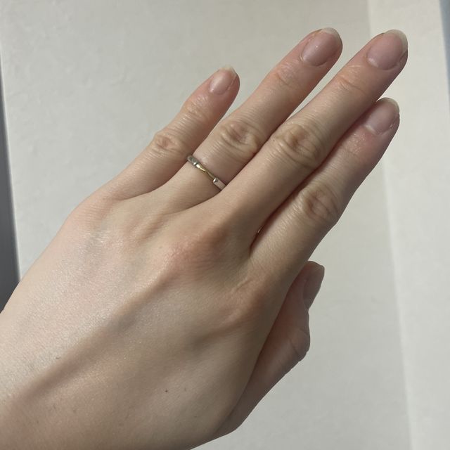 【PORTADA(ポルターダ)の口コミ】 【デザインについて】毎日つけられるシンプルなデザインですが、中央の素…