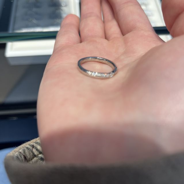 【ラザール ダイヤモンド(LAZARE DIAMOND)の口コミ】 ダイヤモンドの模様が斜めなので少し指が曲がっている私でも綺麗に見えま…